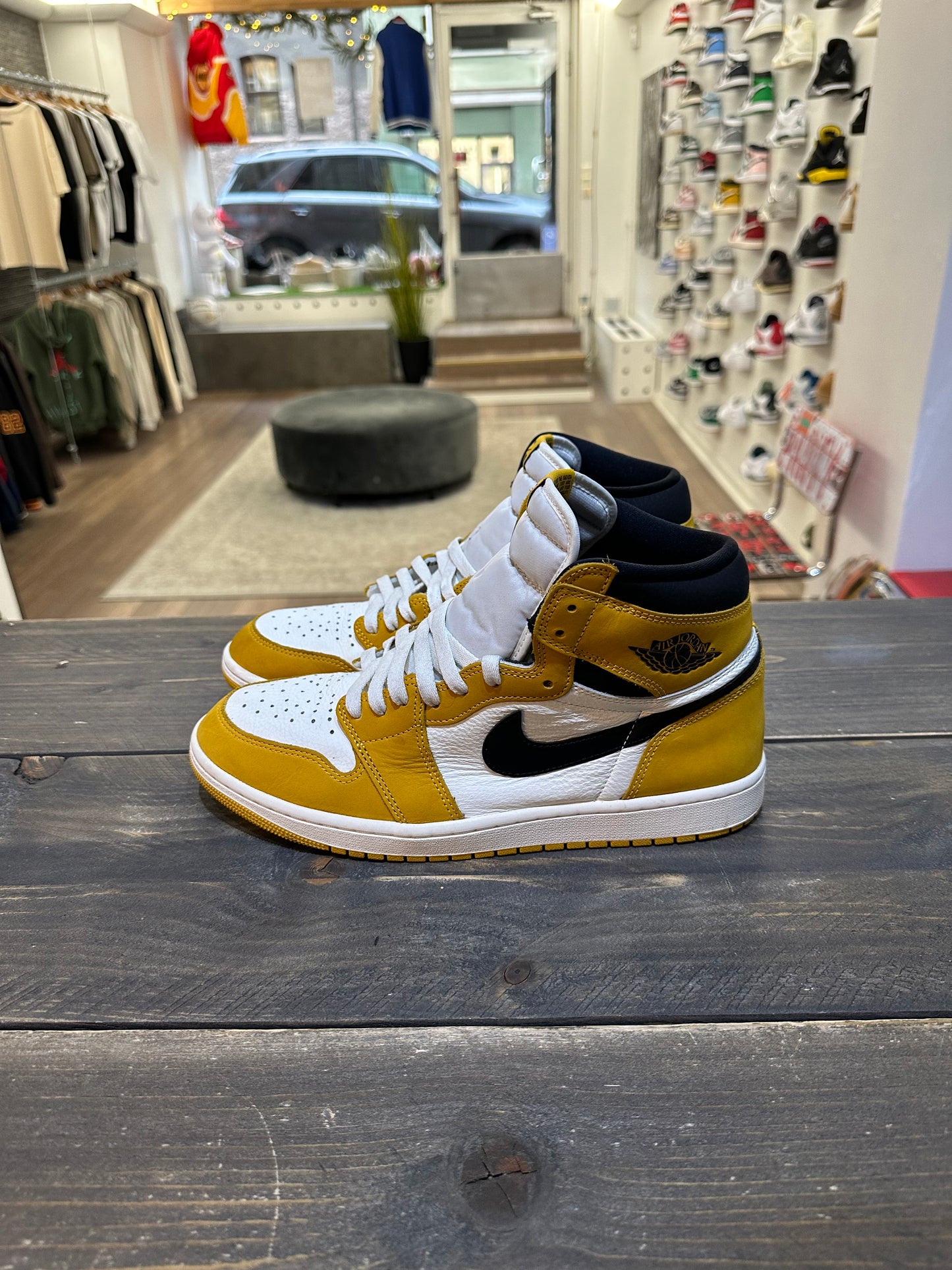 Jordan 1 Retro High OG Yellow Ochre (Eu: 45)