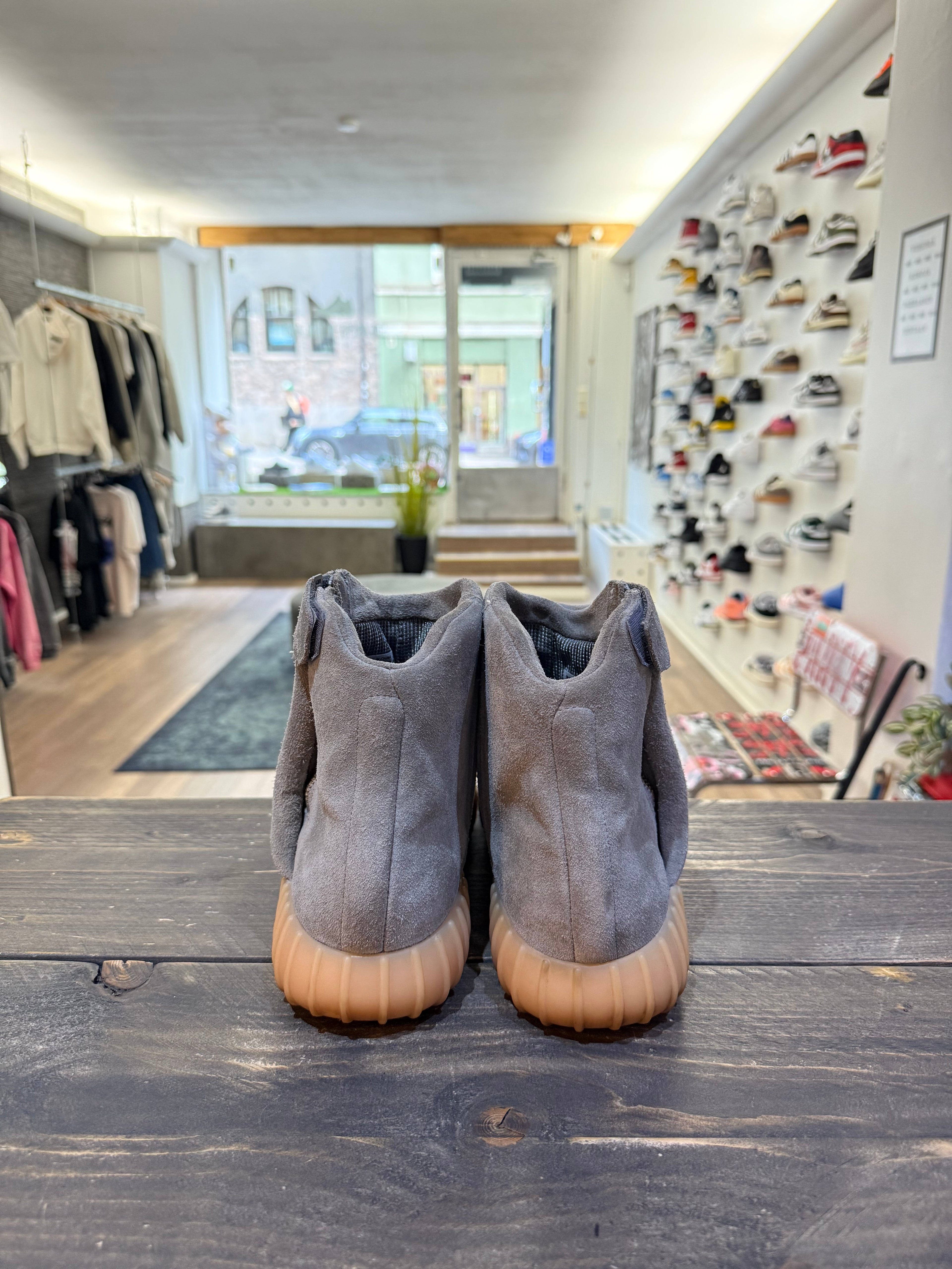 adidas Yeezy Boost 750 Light Grey Glow In the Dark (Eu:44)
