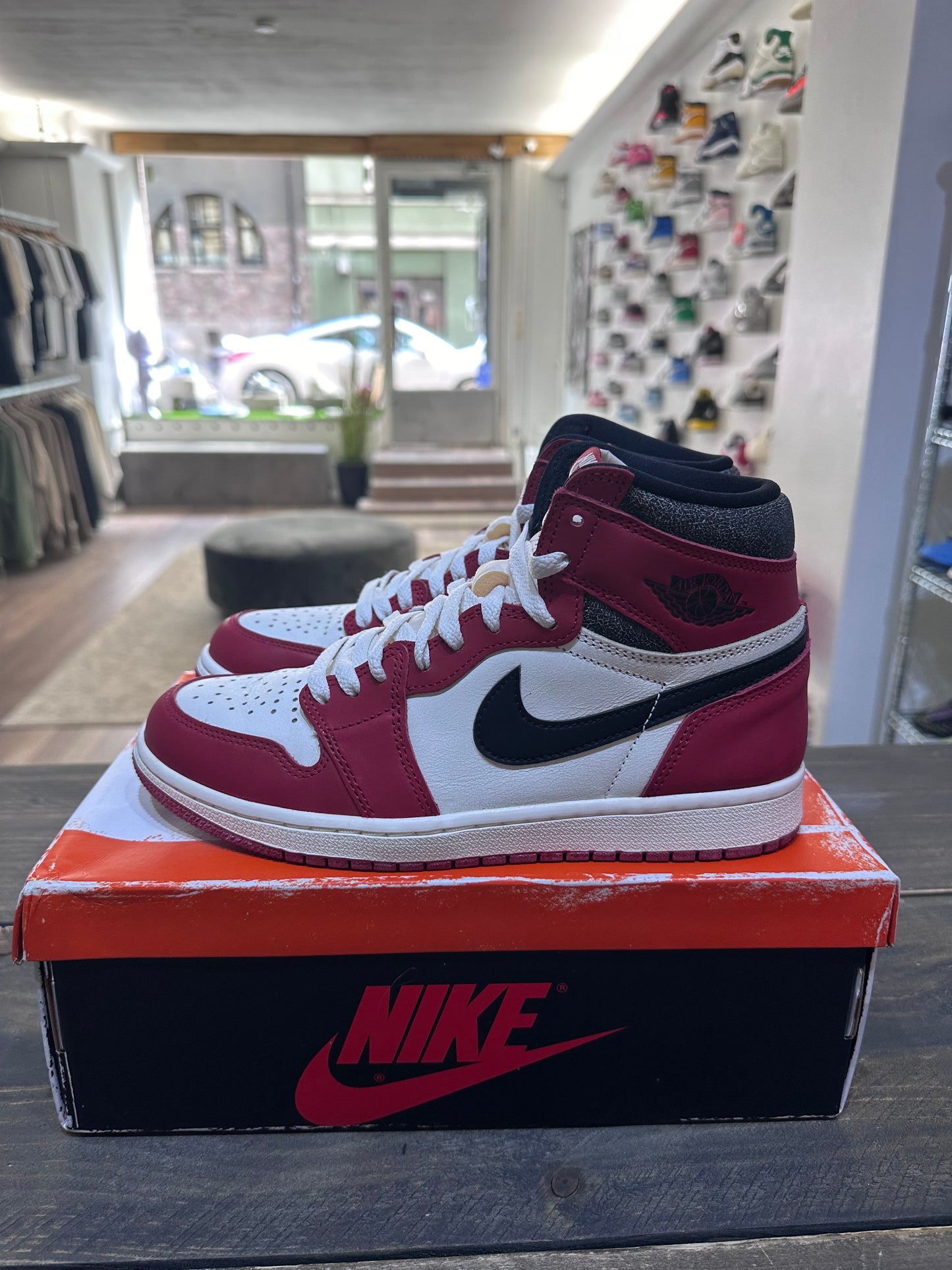 Jordan 1 Retro High OG Chicago Lost and Found (Eu: 41)