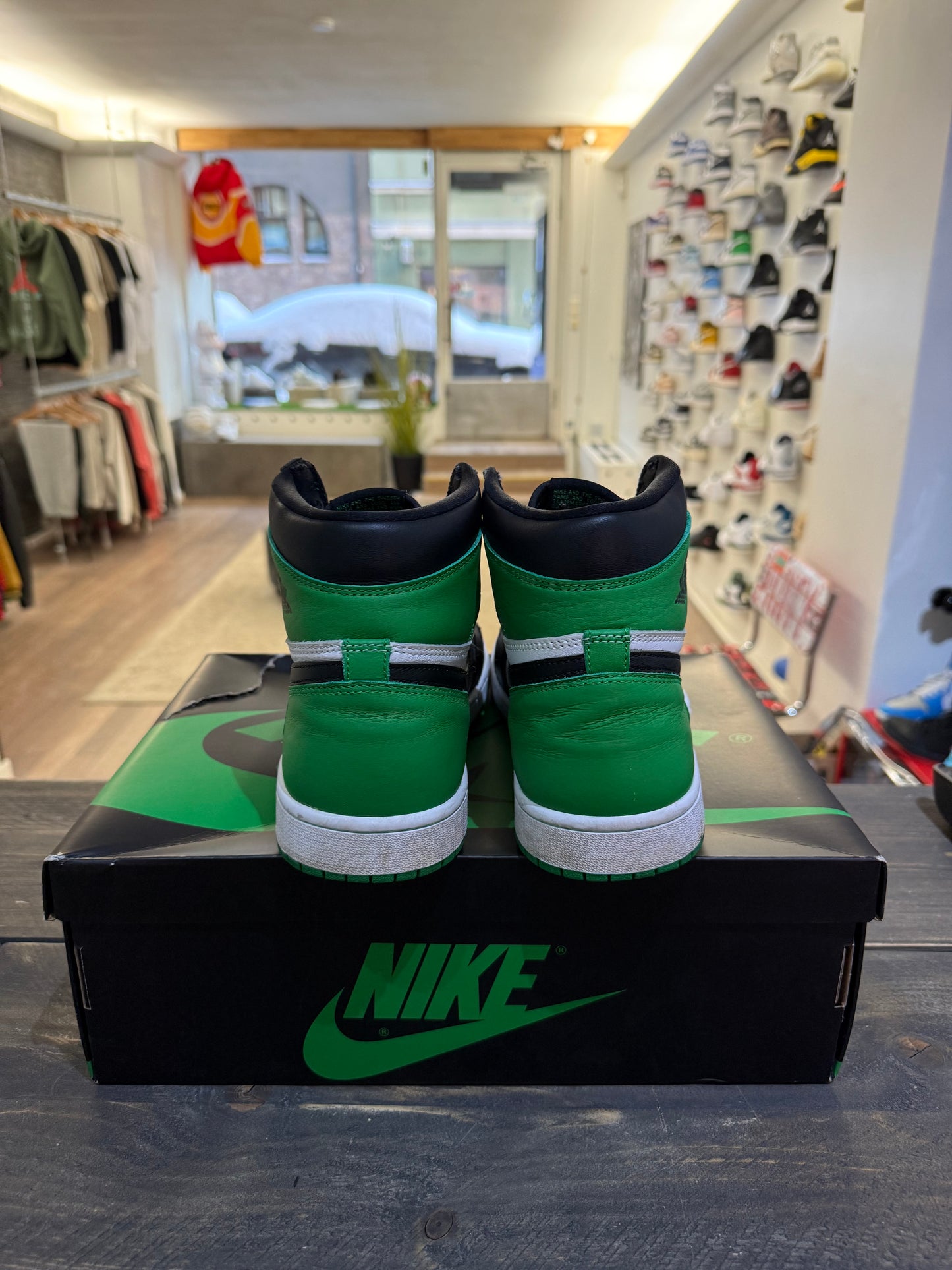 Jordan 1 Retro High OG Lucky Green (Eu: 45)