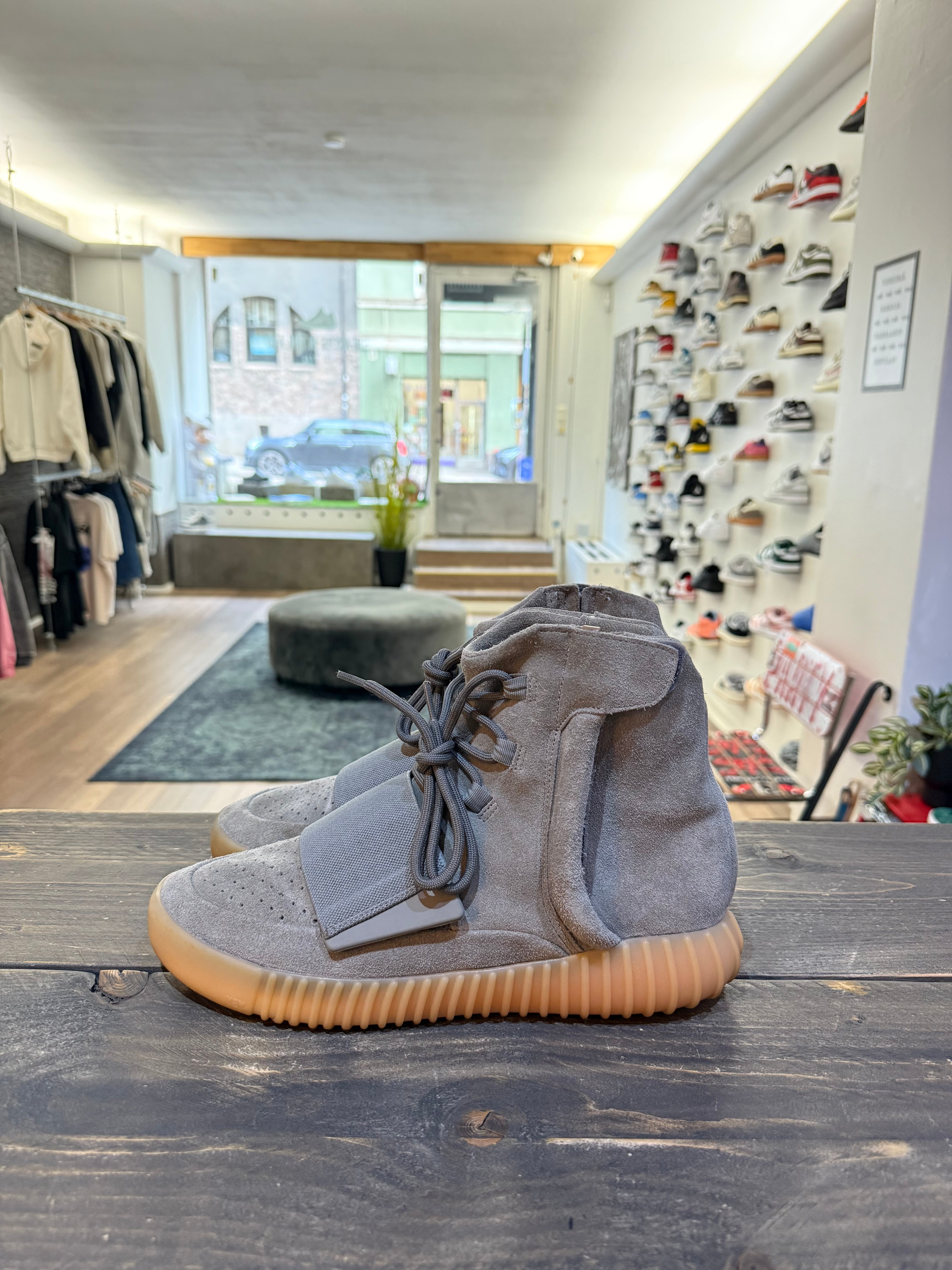 adidas Yeezy Boost 750 Light Grey Glow In the Dark (Eu:44)