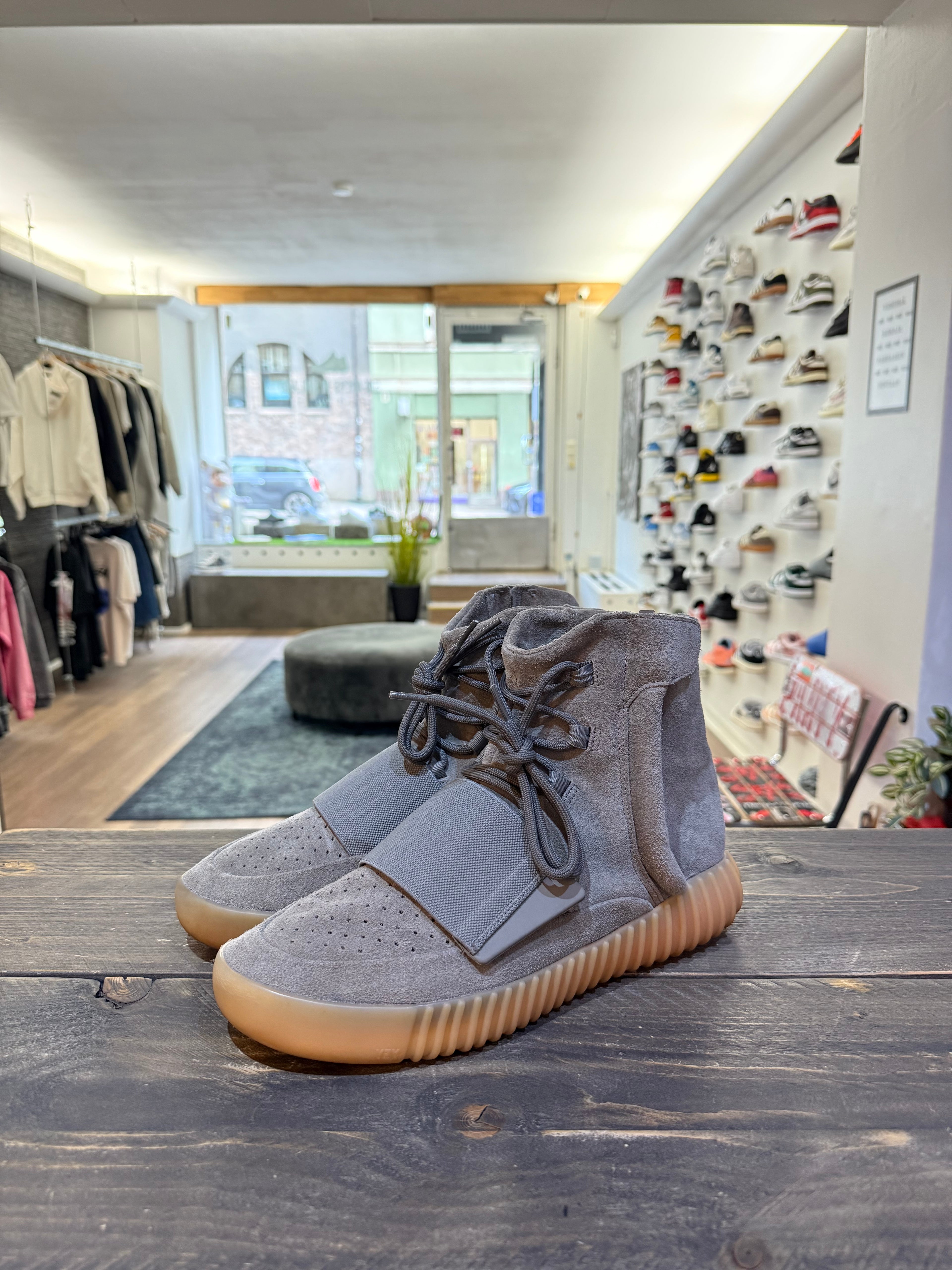 adidas Yeezy Boost 750 Light Grey Glow In the Dark (Eu:44)