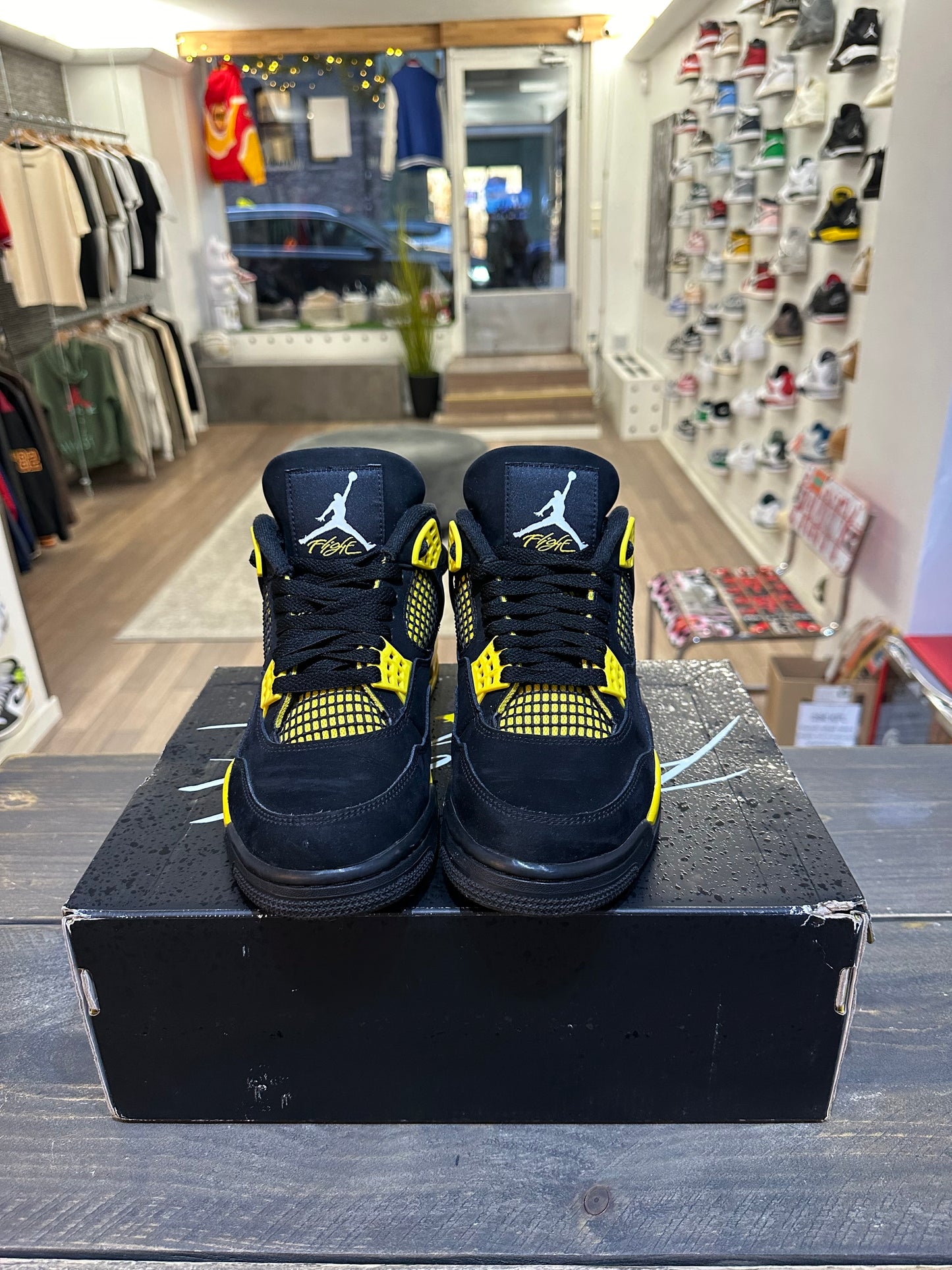 Jordan 4 Retro Thunder (2023) (Eu: 40,5)