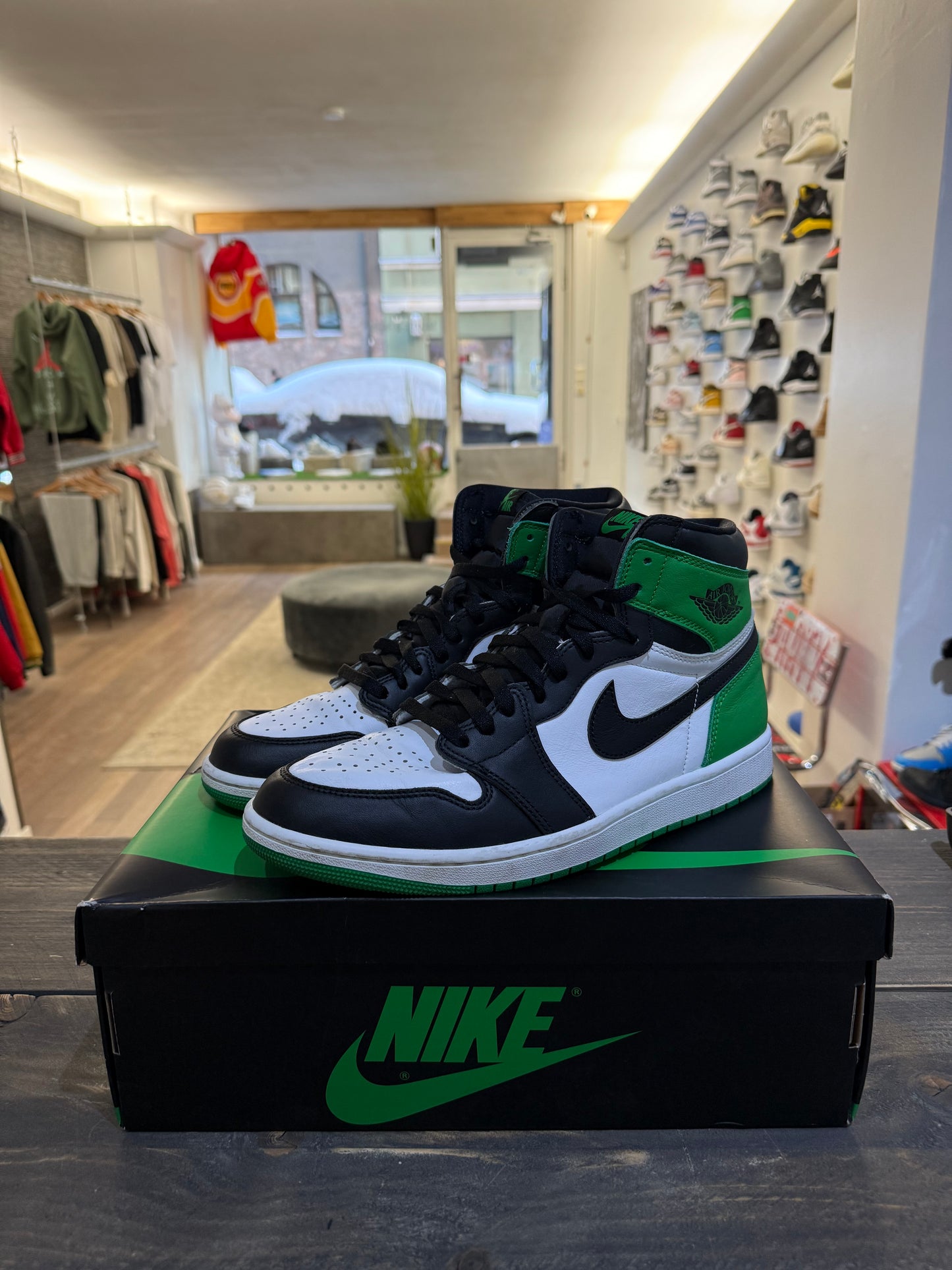 Jordan 1 Retro High OG Lucky Green (Eu: 45)