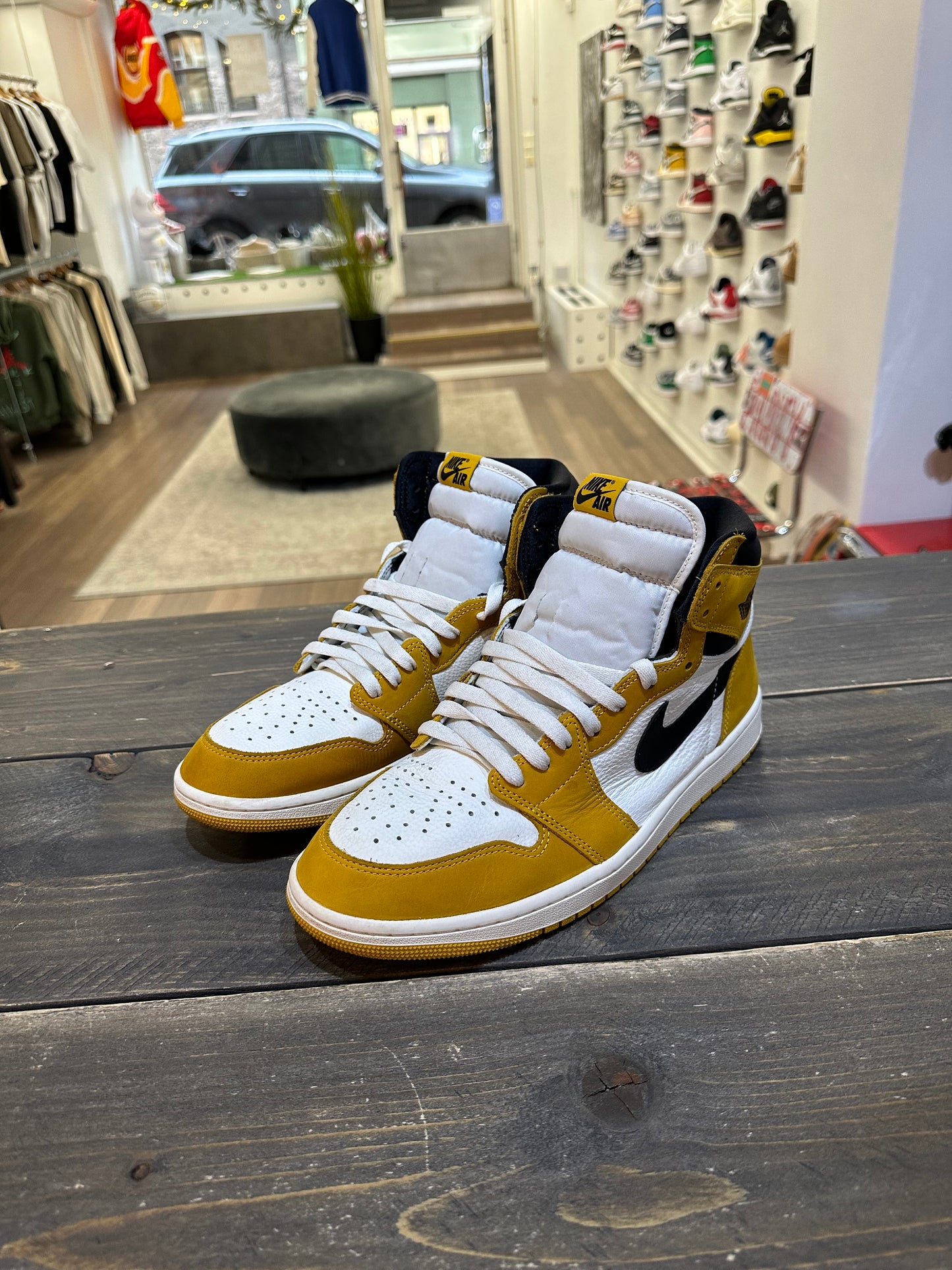 Jordan 1 Retro High OG Yellow Ochre (Eu: 45)